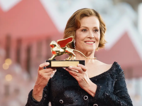 Venezia 81 apre nel segno delle donne, standing ovation per Sigourney Weaver