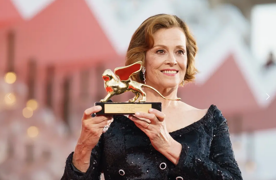 Venezia 81 apre nel segno delle donne, standing ovation per Sigourney Weaver