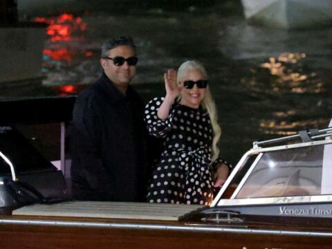 Lady Gaga sbarca a Venezia con "fiancé" e anello al dito: tutto pronto per la proiezione di “Joker: Folie à deux”