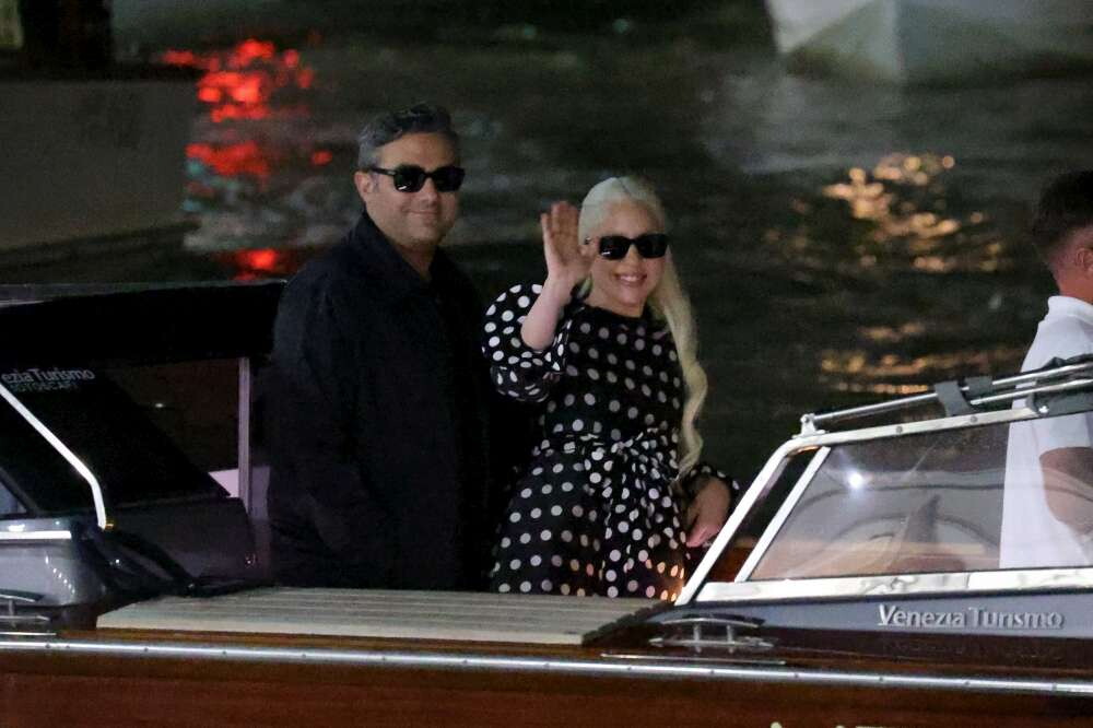 Lady Gaga sbarca a Venezia con "fiancé" e anello al dito: tutto pronto per la proiezione di “Joker: Folie à deux”