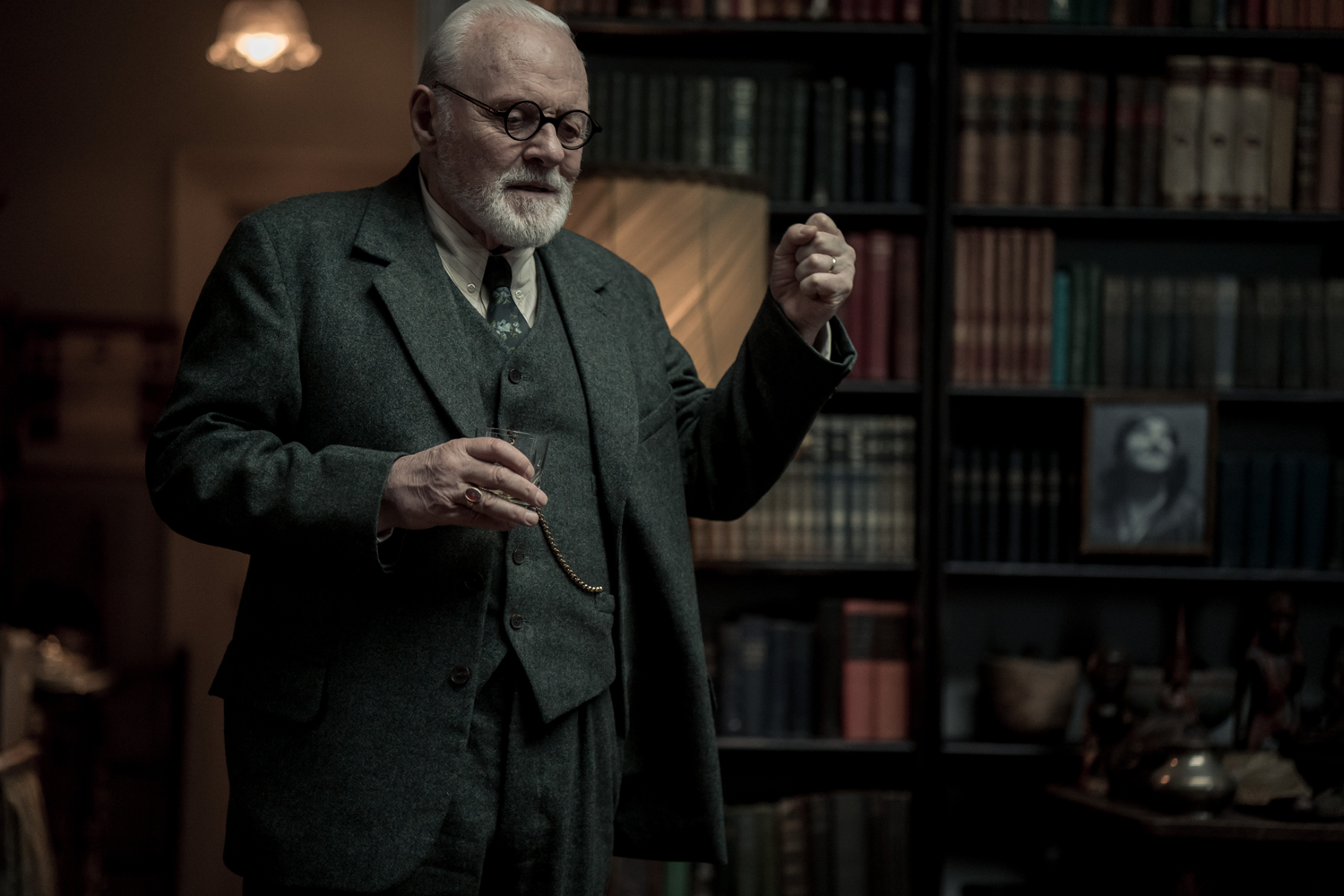 Freud - L'ultima Analisi, di Matthew Brown, in uscita il 28 novembre distribuito da Adler Entertainment